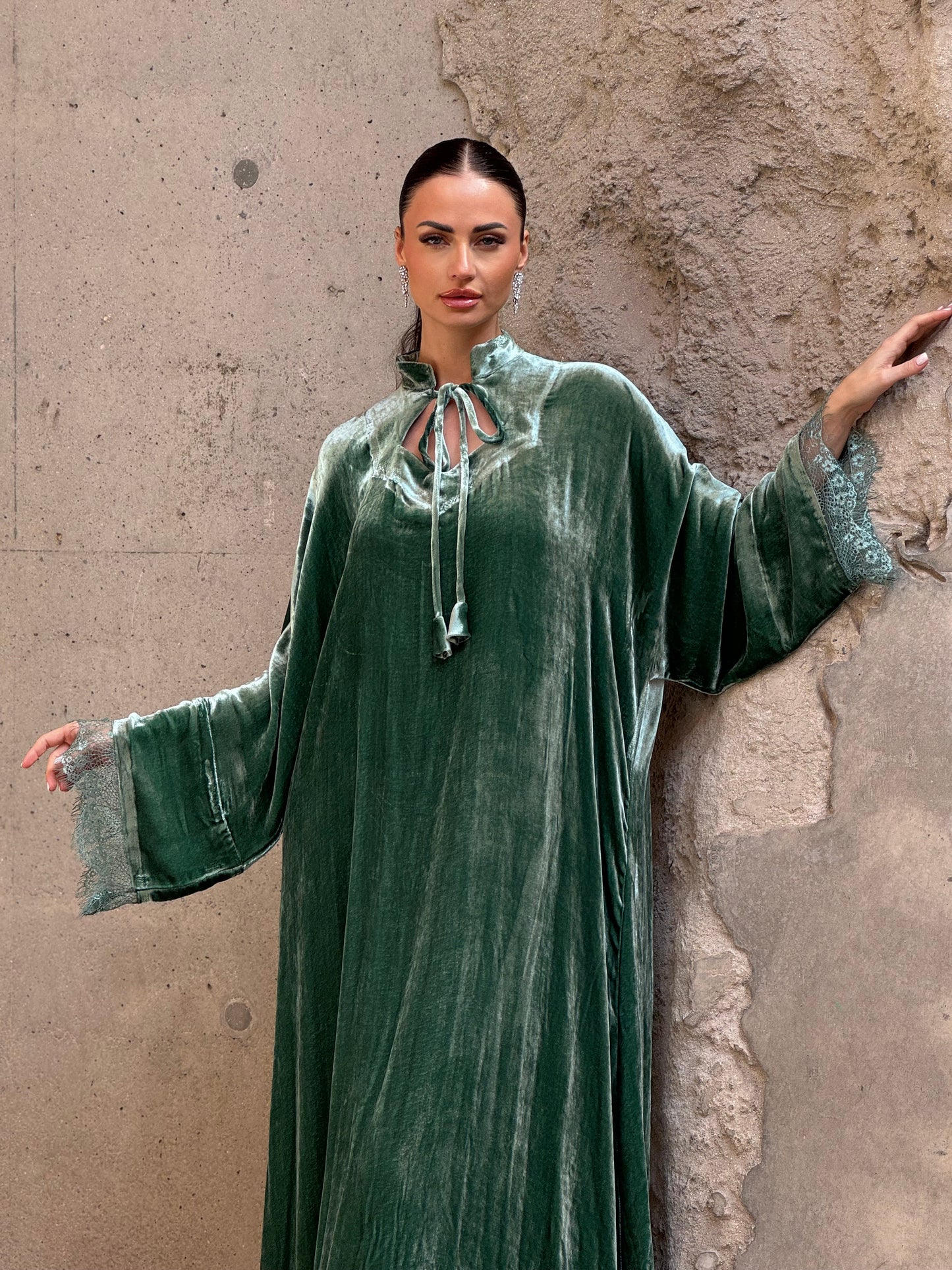 Dantel French Silk velvet kaftan in pistachio color - ROXO