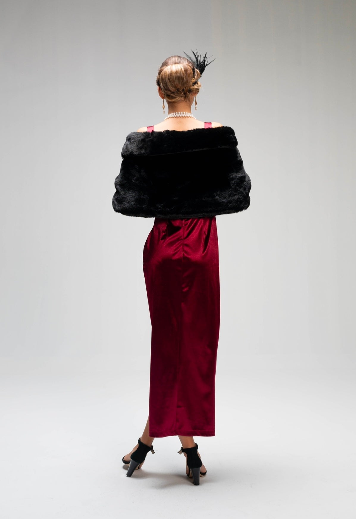 The Gatsby fur shawl in black - ROXO
