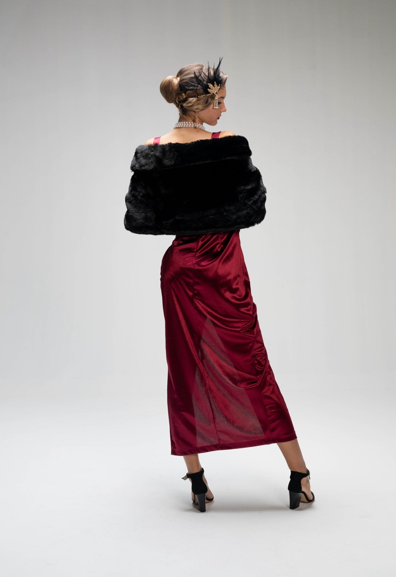 The Gatsby fur shawl in black - ROXO