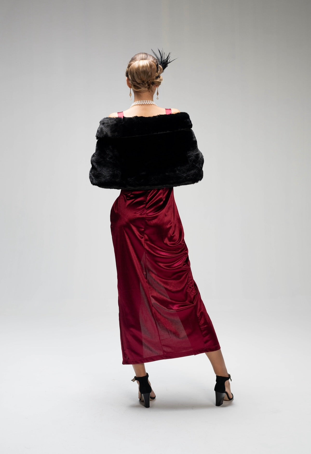 The Gatsby fur shawl in black - ROXO