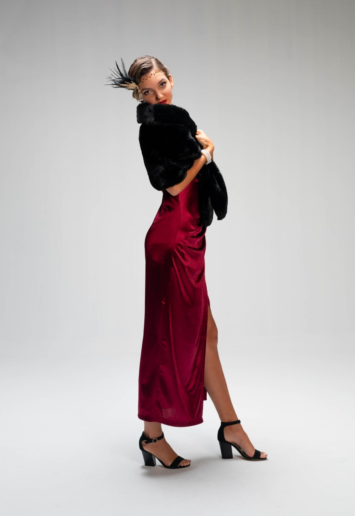 The Gatsby fur shawl in black - ROXO