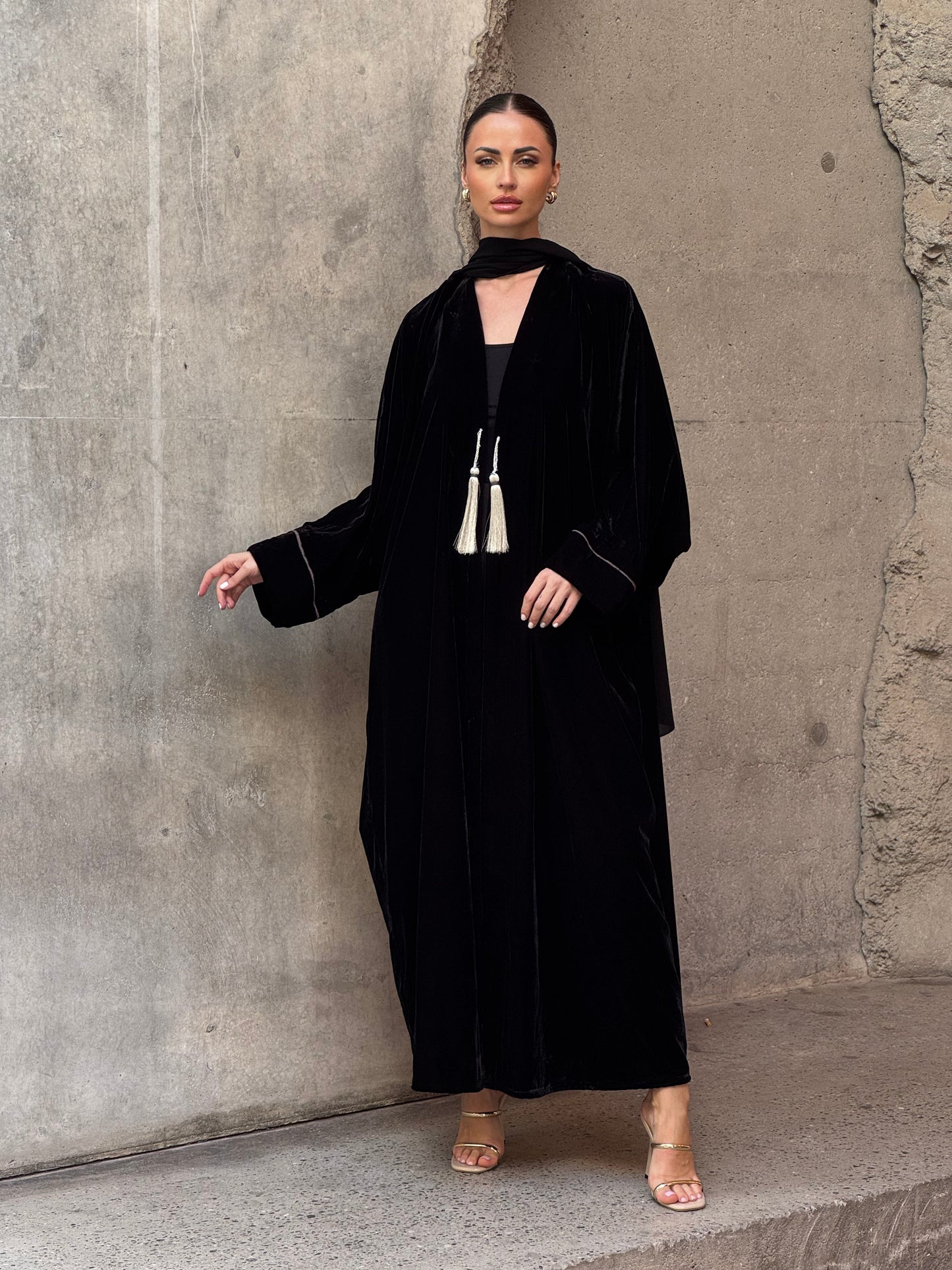 Bisht Black Velvet Abaya - ROXO