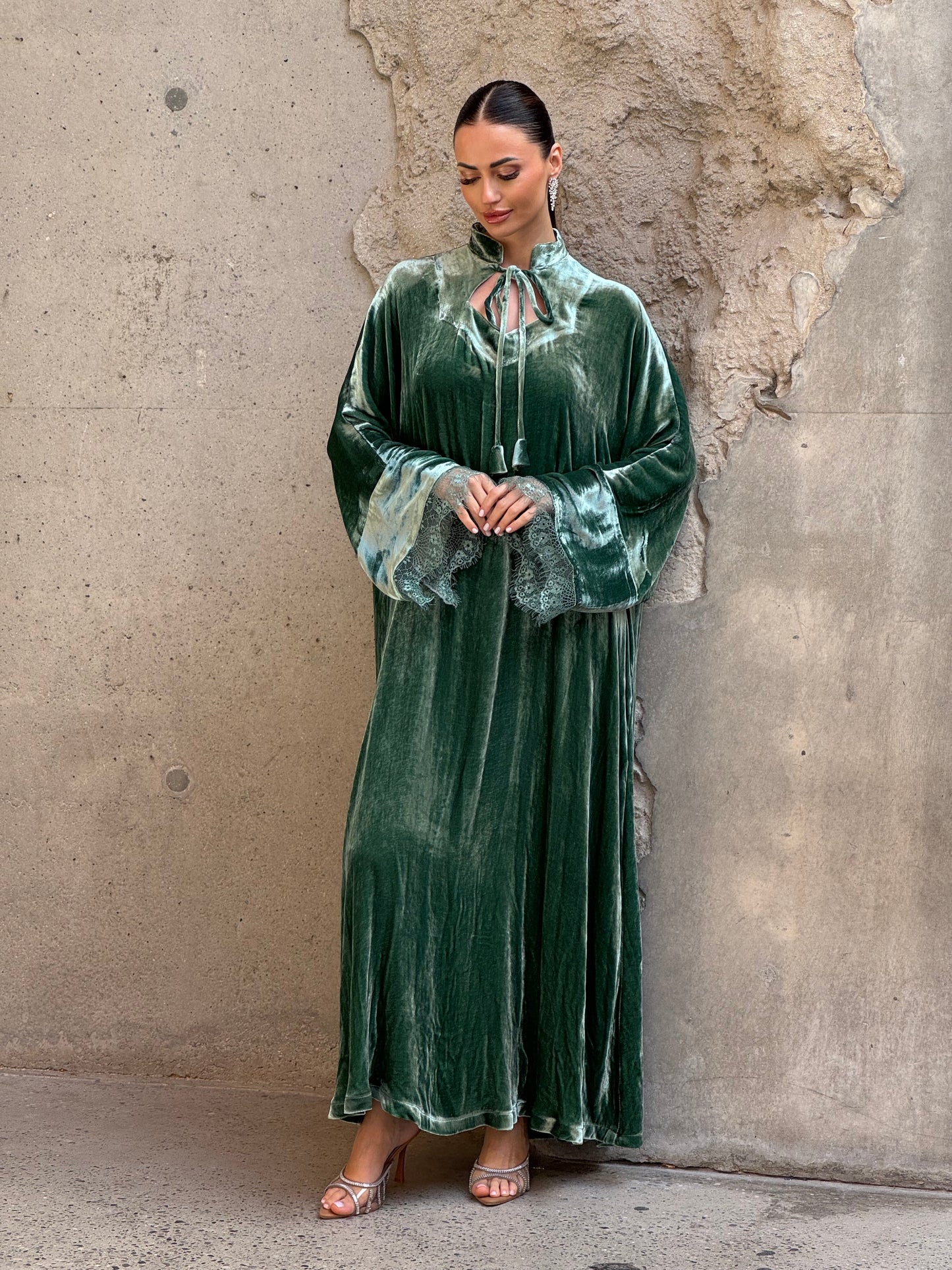 Dantel French Silk velvet kaftan in pistachio color - ROXO