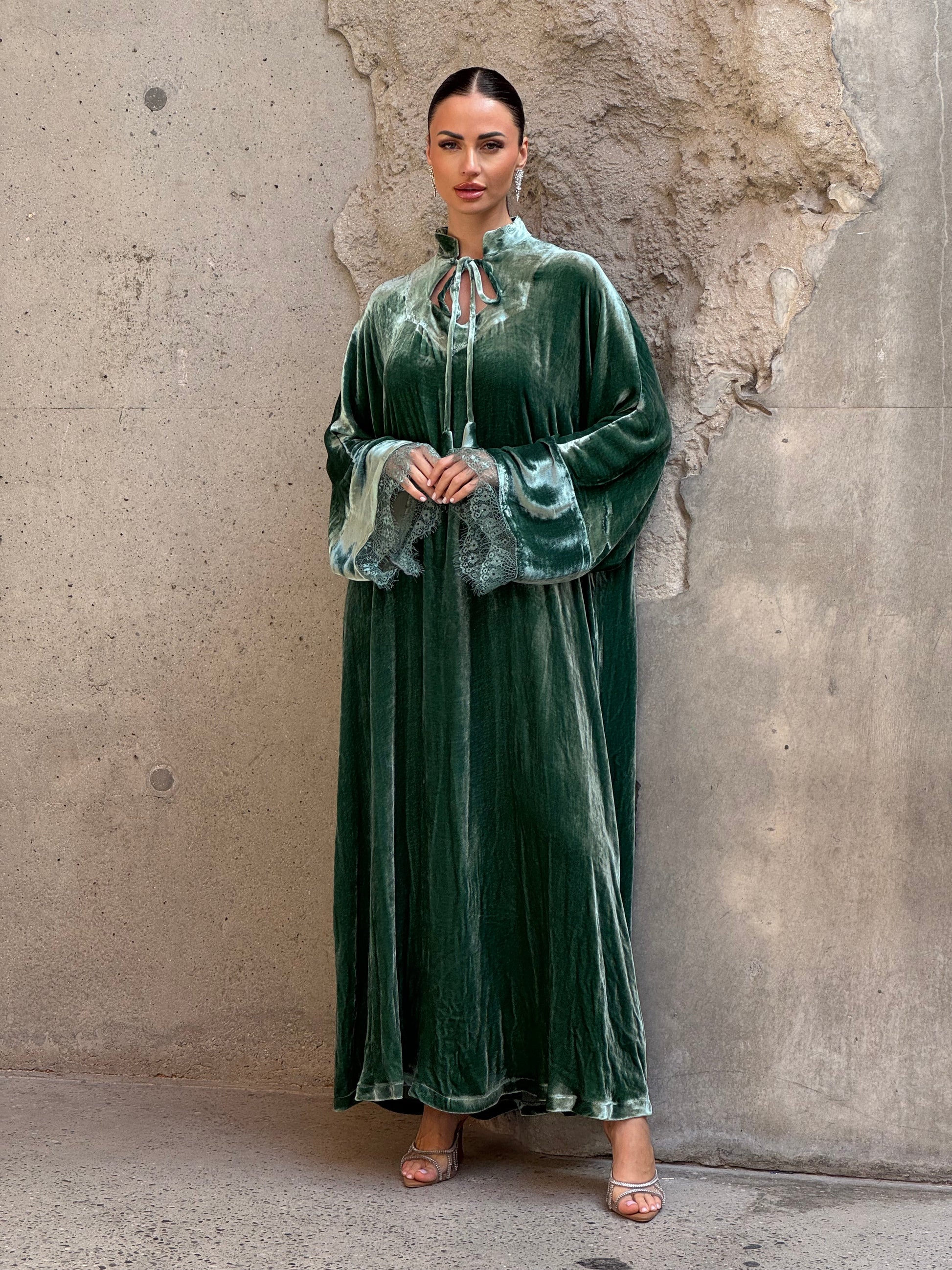 Dantel French Silk velvet kaftan in pistachio color - ROXO